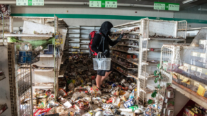 Mann sucht mit ABC Maske nach Lebensmitteln in Fukushima - Bild: Imgur/Xanthon